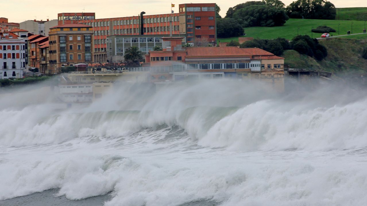 El Litoral Asturiano En Alerta Por Olas De Hasta Metros