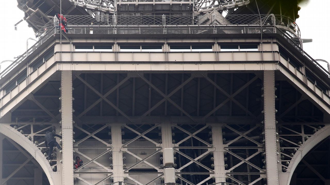 Desalojan La Torre Eiffel Tras Ser Detectada Una Persona Escalando Por