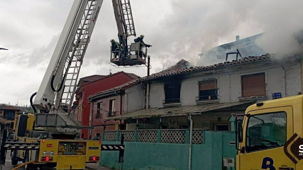 Un Incendio Calcina Parte De Una Vivienda En Langreo