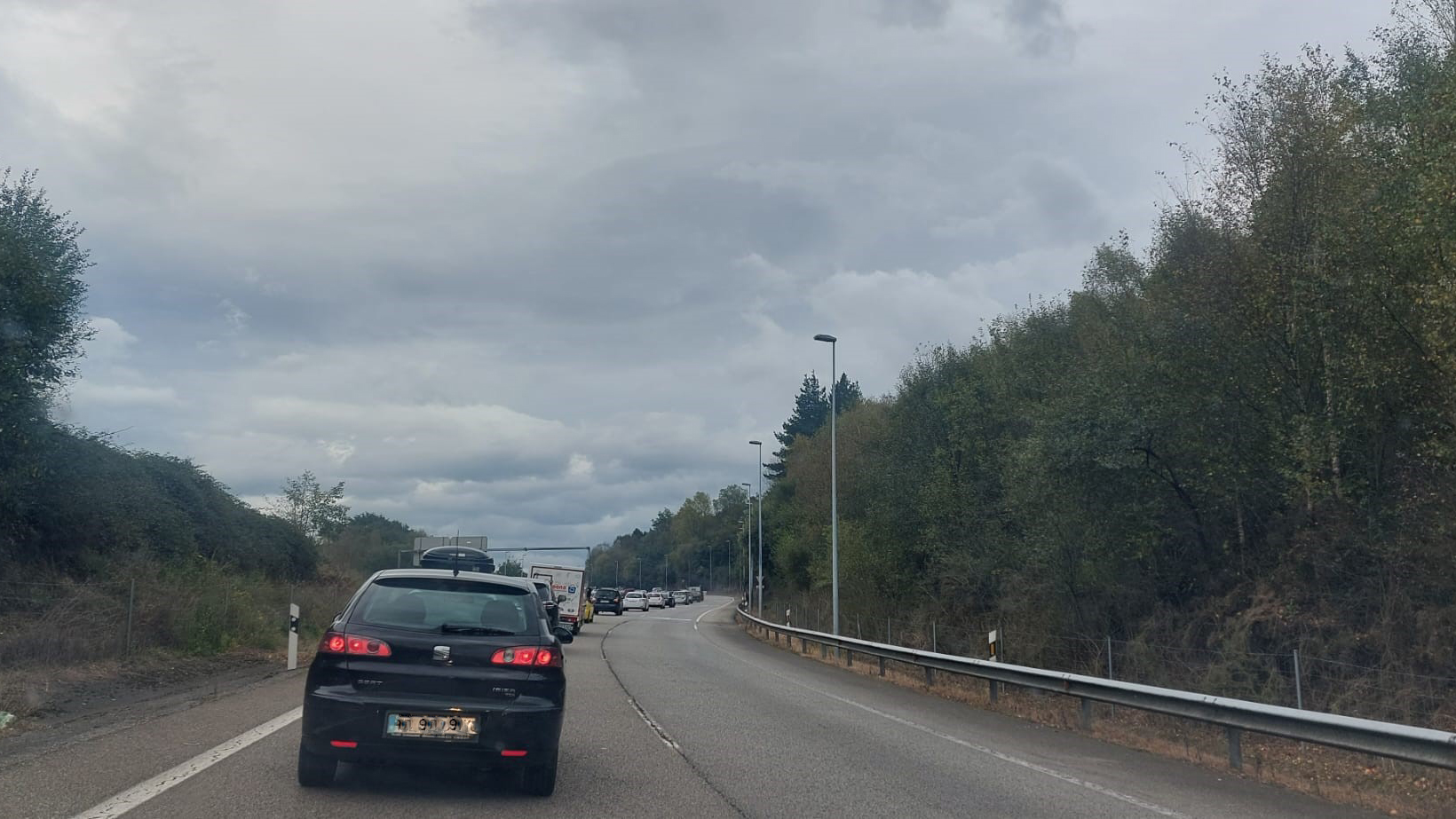 El choque entre un autobús y un turismo provoca retenciones en la A 8