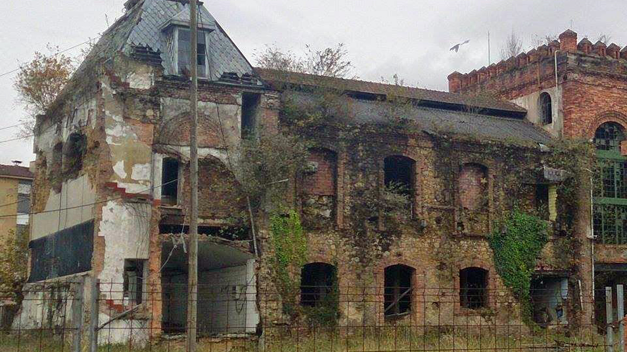 Los propietarios de El Águila Negra aseguran que el edificio ya estaba en  ruinas cuando lo adquirieron