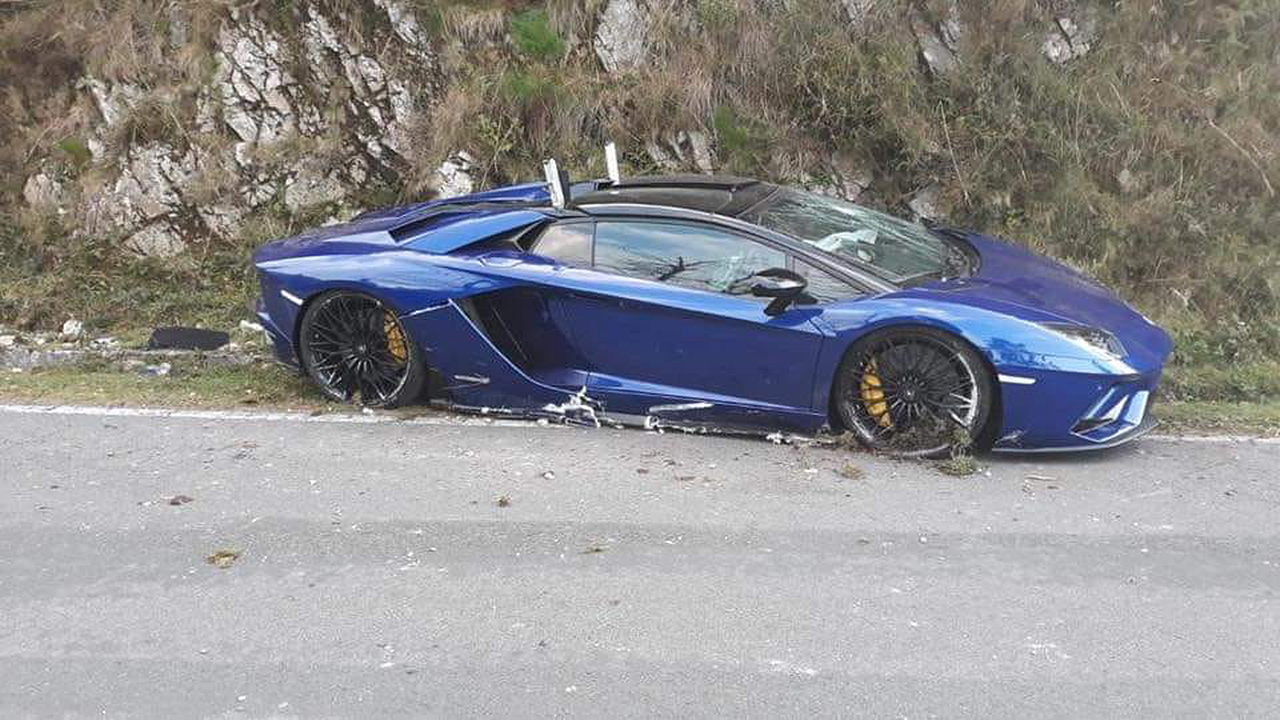 Los «hooligans» del Lamborghini vuelven a casa sin multa (de momento)