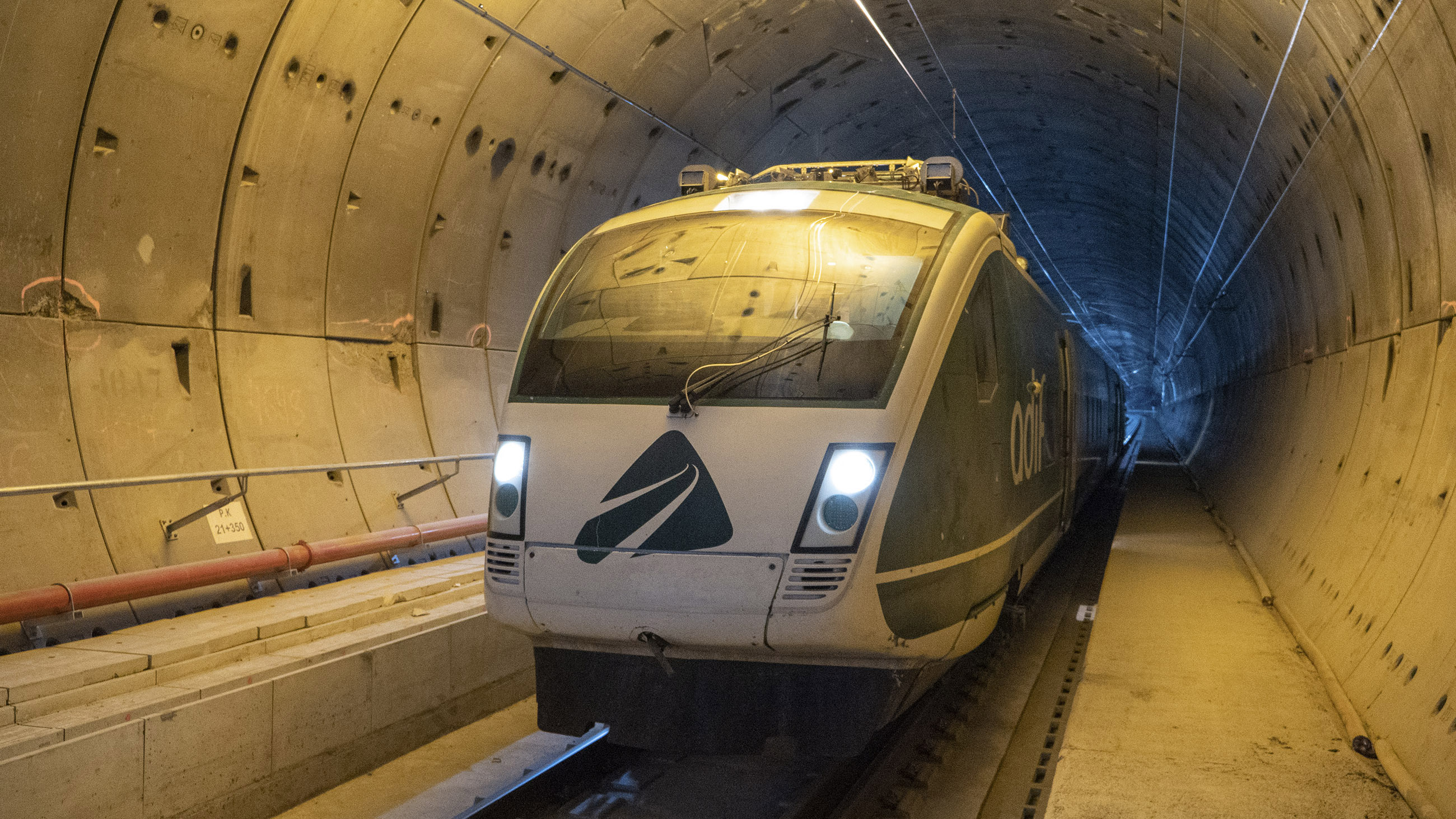 Adif avanza en la Variante de Pajares con la electrificación del tramo  entre La Robla y Pola de Lena