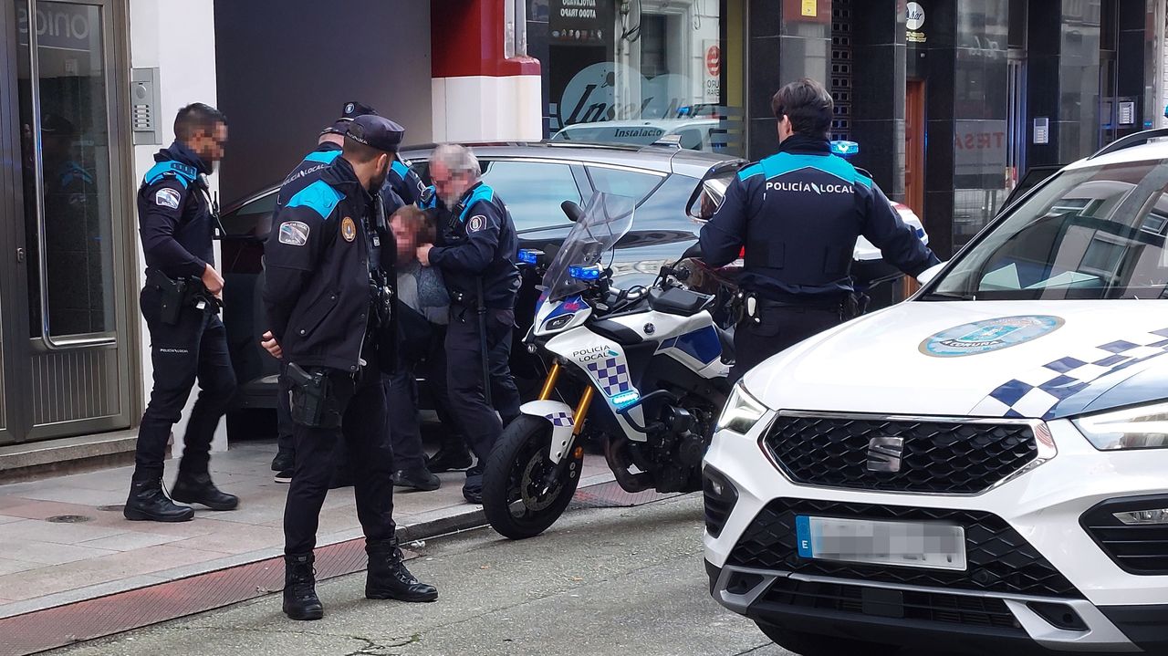 Un Hombre Pide A Su Hijo De 9 Años En A Coruña Que Grabe Su Detención