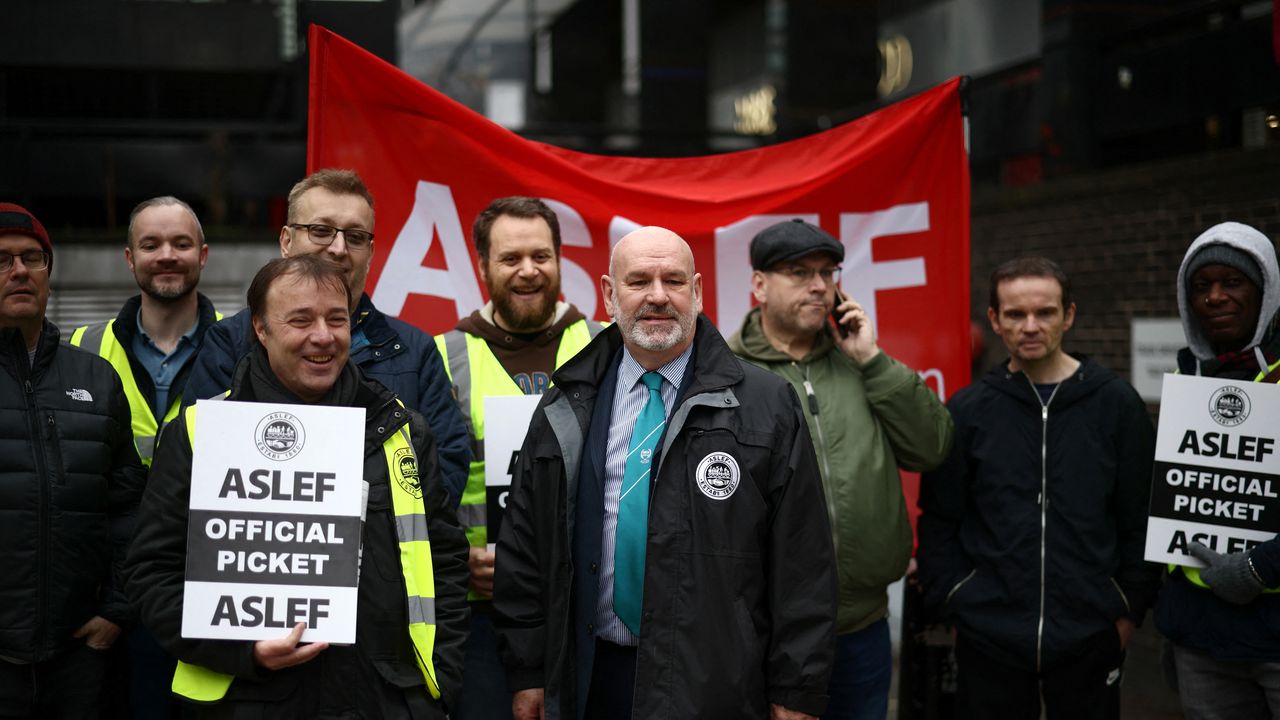 Sunak raises his hand with the unions by presenting a law to stop strikes