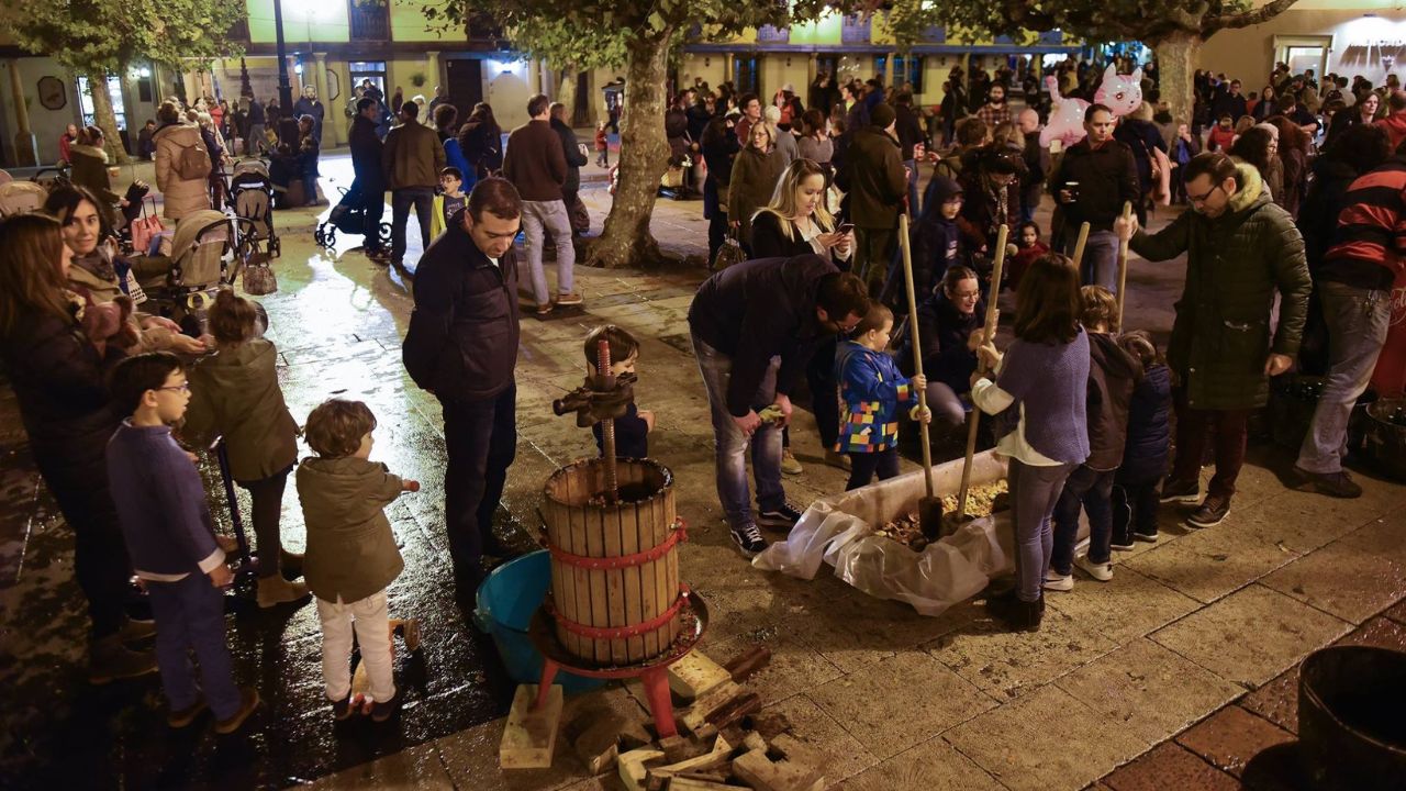 Una tarde de Amagüestu para aprender la tradición sidrera en Oviedo